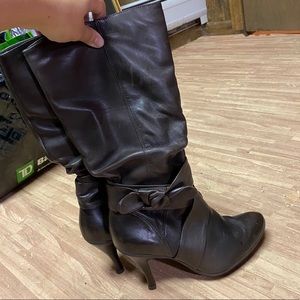 Brown heeled boots with bow